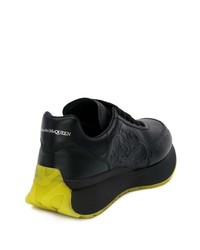 schwarze Sportschuhe von Alexander McQueen