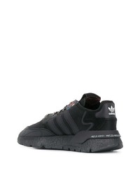 schwarze Sportschuhe von adidas