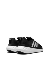 schwarze Sportschuhe von adidas