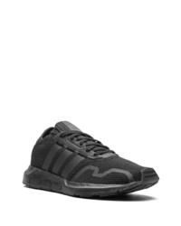 schwarze Sportschuhe von adidas