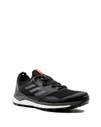 schwarze Sportschuhe von adidas