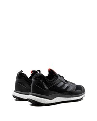 schwarze Sportschuhe von adidas