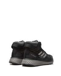 schwarze Sportschuhe von adidas