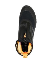 schwarze Sportschuhe von adidas