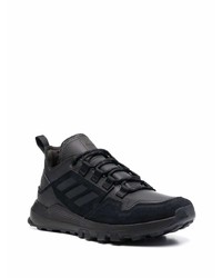 schwarze Sportschuhe von adidas