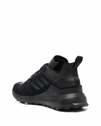 schwarze Sportschuhe von adidas