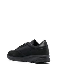 schwarze Sportschuhe von Common Projects