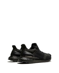 schwarze Sportschuhe von adidas