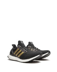 schwarze Sportschuhe von adidas