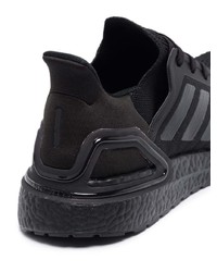 schwarze Sportschuhe von adidas