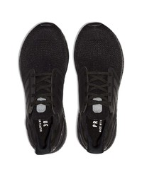 schwarze Sportschuhe von adidas