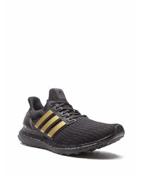 schwarze Sportschuhe von adidas