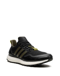 schwarze Sportschuhe von adidas