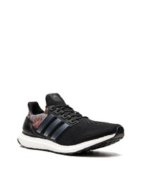 schwarze Sportschuhe von adidas