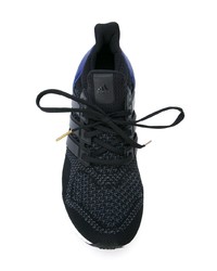 schwarze Sportschuhe von adidas