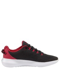 schwarze Sportschuhe von Under Armour