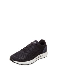 schwarze Sportschuhe von Under Armour