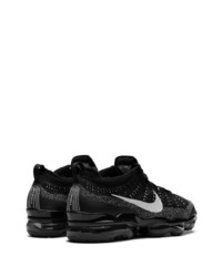 schwarze Sportschuhe von Nike