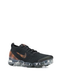 schwarze Sportschuhe von Nike