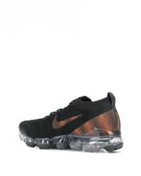 schwarze Sportschuhe von Nike