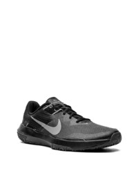 schwarze Sportschuhe von Nike