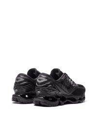 schwarze Sportschuhe von Mizuno