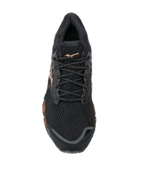 schwarze Sportschuhe von Mizuno