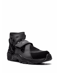 schwarze Sportschuhe von Nike