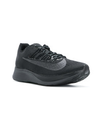 schwarze Sportschuhe von Nike