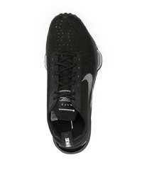 schwarze Sportschuhe von Nike