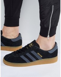 schwarze Turnschuhe von adidas