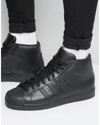 schwarze Turnschuhe von adidas