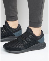 schwarze Turnschuhe von adidas