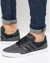 schwarze Turnschuhe von adidas