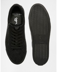 schwarze Turnschuhe von Religion