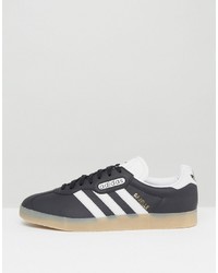 schwarze Turnschuhe von adidas