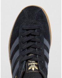 schwarze Turnschuhe von adidas