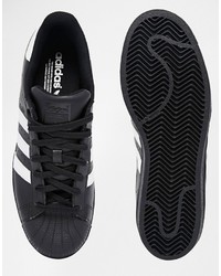 schwarze Turnschuhe von adidas