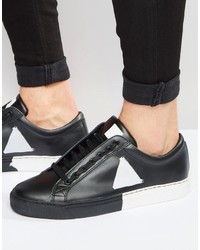 schwarze Turnschuhe von Religion