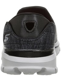 schwarze Turnschuhe von Skechers