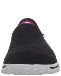 schwarze Turnschuhe von Skechers