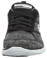 schwarze Turnschuhe von Skechers