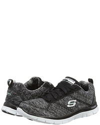 schwarze Turnschuhe von Skechers