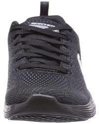 schwarze Turnschuhe von Skechers