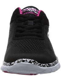 schwarze Turnschuhe von Skechers