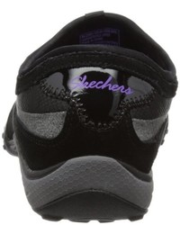 schwarze Turnschuhe von Skechers