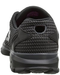 schwarze Turnschuhe von Skechers