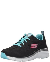 schwarze Turnschuhe von Skechers