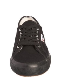 schwarze Turnschuhe von Superga