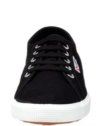 schwarze Turnschuhe von Superga